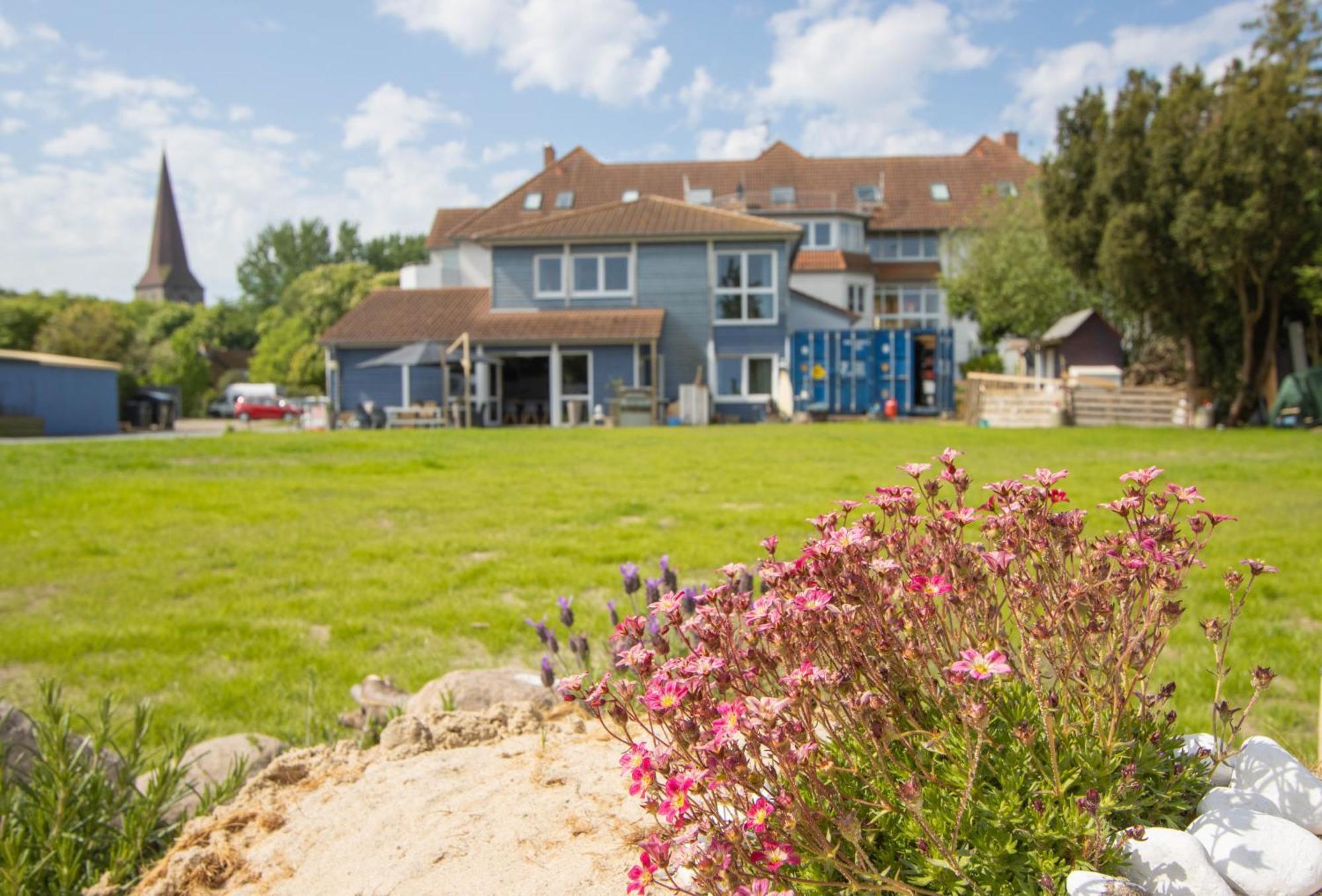 Hostel Oder Ferienwohnung 1-16 Personen Im Blauen Haus Fehmarn Extérieur photo